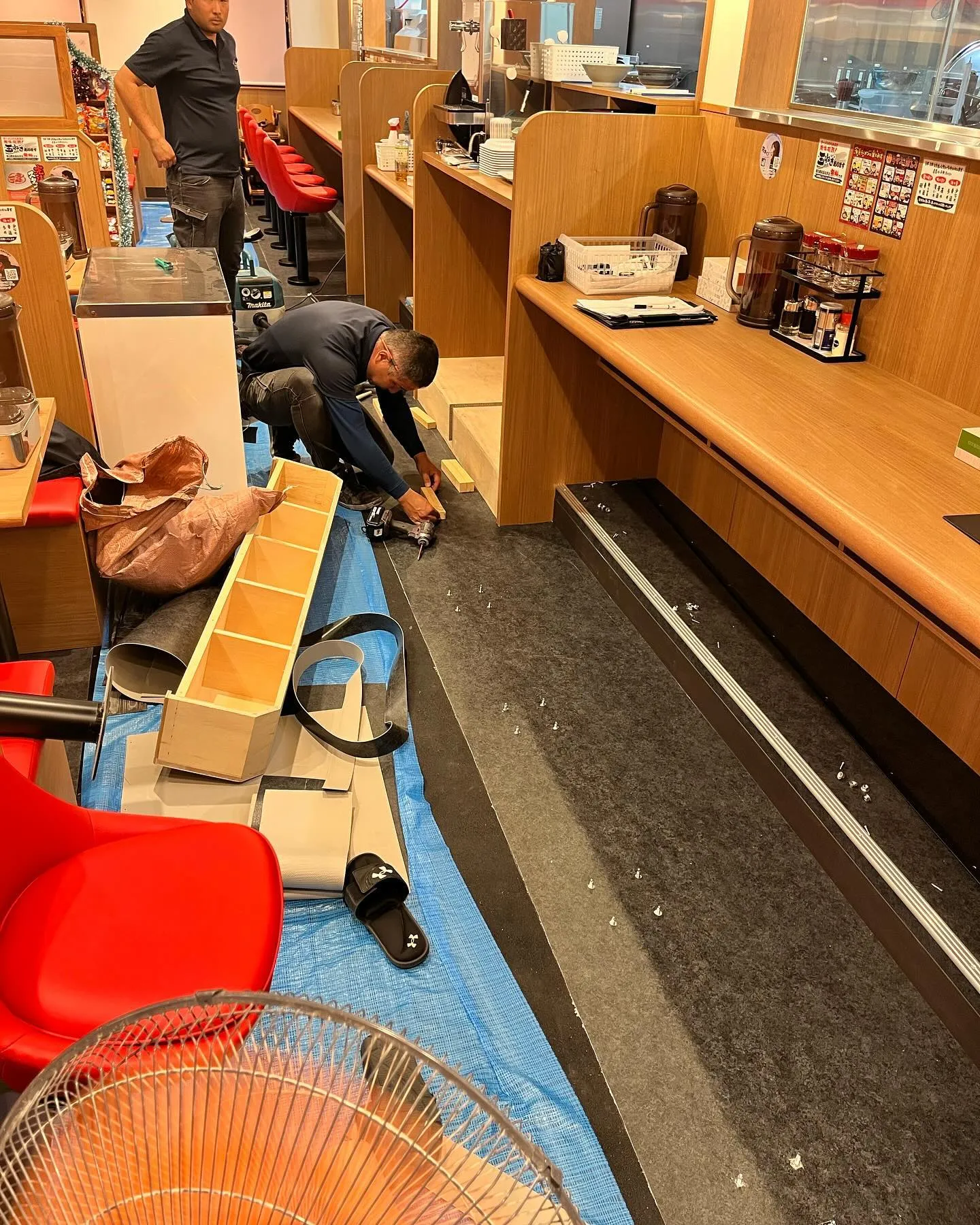 夜勤で千葉の町田商店の長尺シート貼ってきました