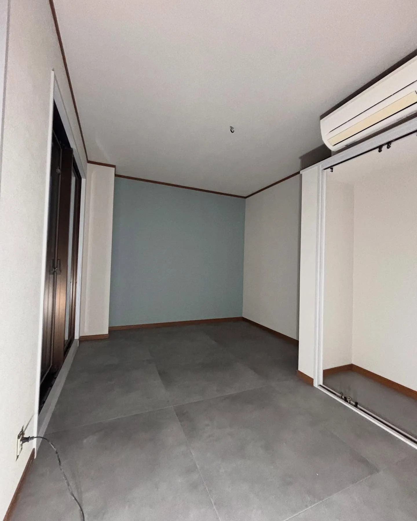 高島平のマンションクロス張替。