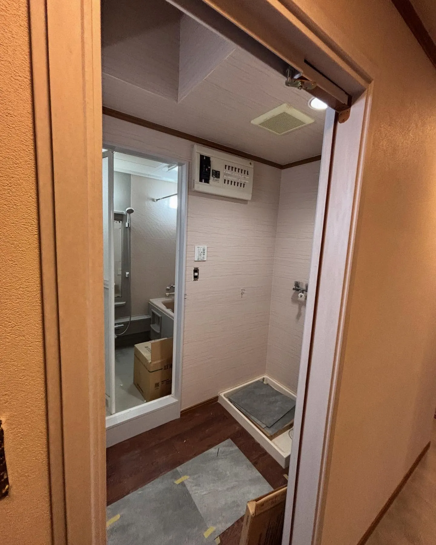 高島平のマンションクロス張替。